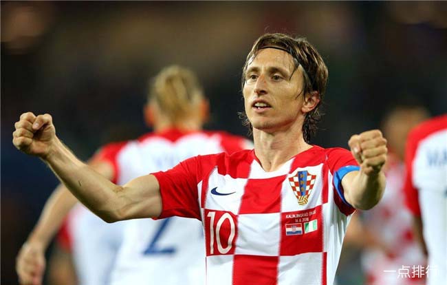 张琳艳赛后和凯莉交换球衣，后者直接把中国队球衣穿在身上