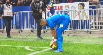 欧冠半场：马尤鲁失良机，巴黎暂0-0毕尔巴鄂竞技