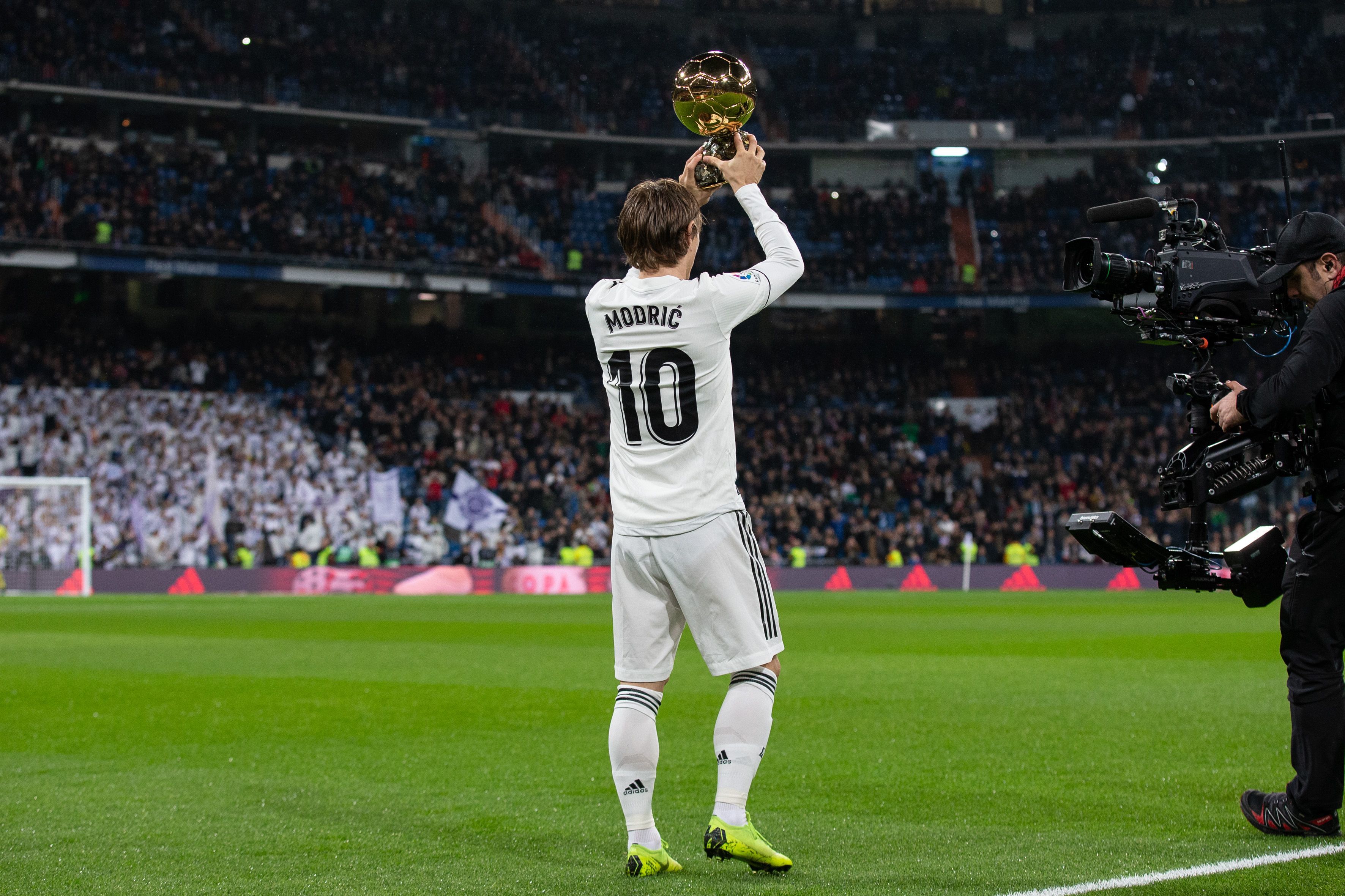 教滑雪也安排上了？还有什么是蔚来驾享小哥不会的吗！