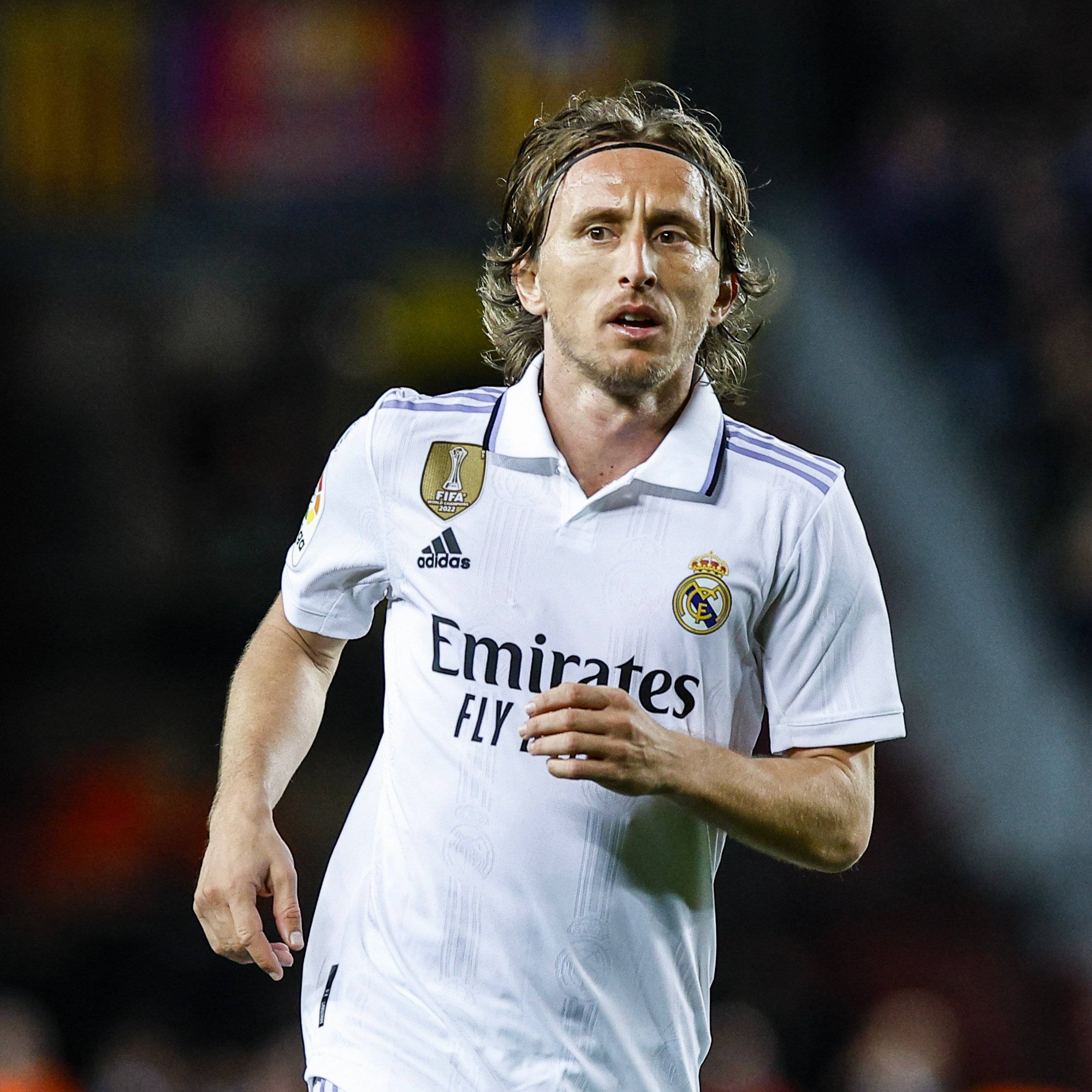 亚历山大三节12中10轻取33分，连续95场拿到20+