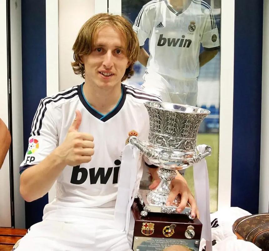 篮球勇士球员三分纪录被打破，全场致敬