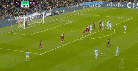 球员倒地救球拼劲十足