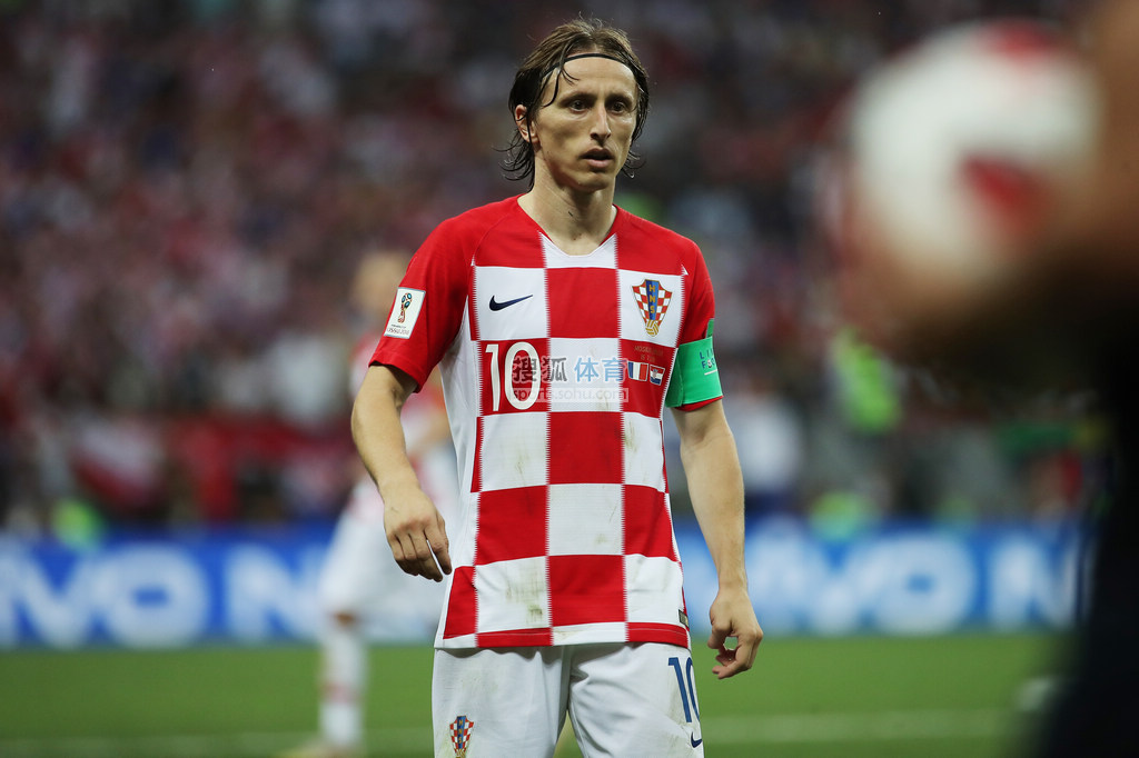 记者：谢维军在昨天的比赛中肋骨又裂了